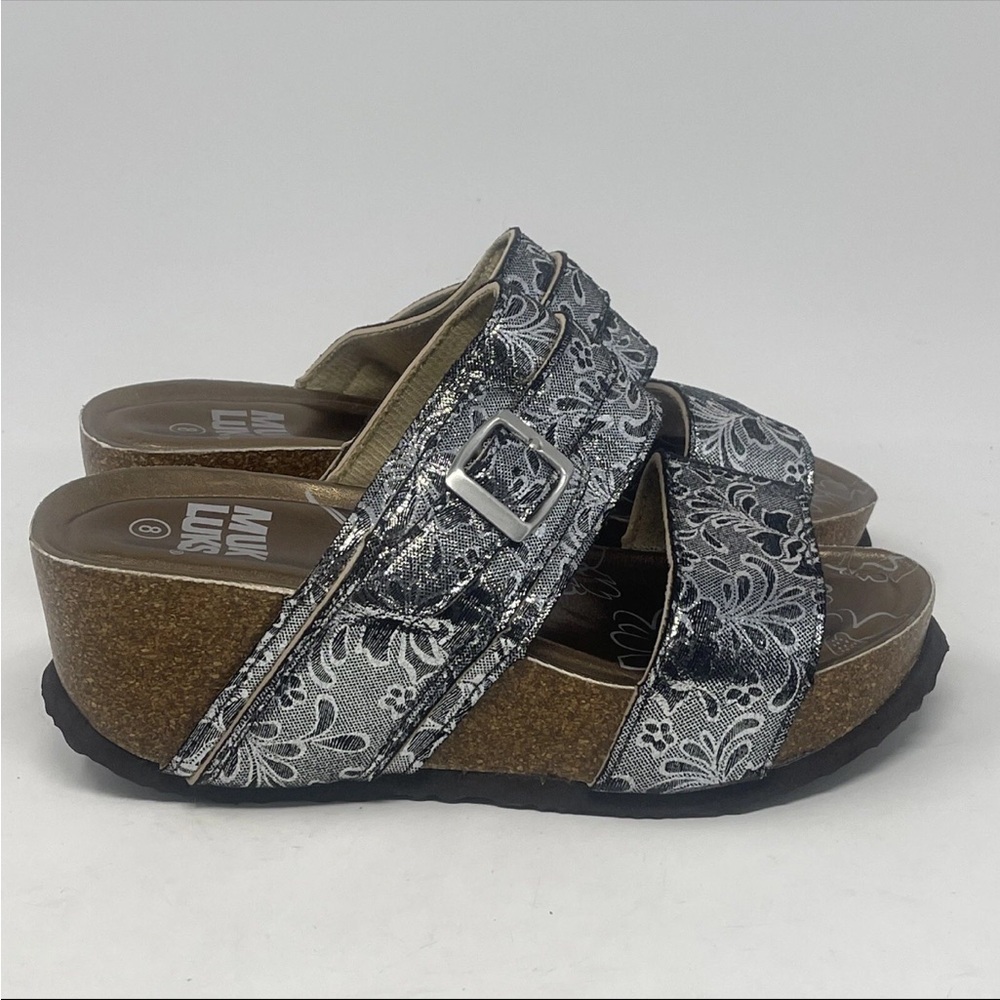 Muk Luks | Emery Wedge Sandal Womens 9 Metallic Silver Floral Cork Slip On